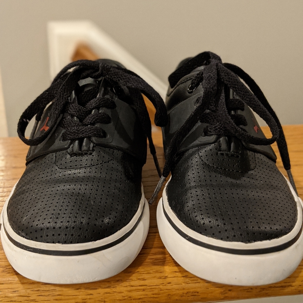Puma - Black & red, El Ace Jr with black laces
